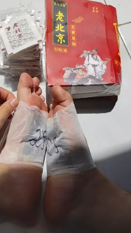 Miếng dán thải độc ngải cứu Hầu hết các miếng dán thải độc trên thị trường chứa các thành phần như: Ngải cứu (Artemisia vulgaris): Giúp làm ấm, kích thích tuần hoàn máu và hỗ trợ thư giãn. - Giấm gỗ (Wood Vinegar): Tăng cường hấp thụ qua da, giúp loại bỏ tạp chất. - Bột than tre hoạt tính (Bamboo Charcoal Powder): Có tính hấp phụ mạnh, giúp hút ẩm và tạp chất. - Chitosan: Hỗ trợ liên kết và loại bỏ các kim loại nặng. - Vitamin C: Giúp trung hòa gốc tự do và hỗ trợ thải độc. Tóm lại với những thành phần trên miếng dán Ngải cứu có những tác dụng chính sau: 1. Cơ Chế Làm Ấm & Kích Thích Huyệt Đạo 2. Hỗ Trợ Thanh Lọc Cơ Thể 3. Hiệu Ứng Placebo & Thư Giãn #miengdanchanngaicuu #miengdanchan #miengdanngaicuu #miengdanchanthaidoc #thịnhhành #xuhuong