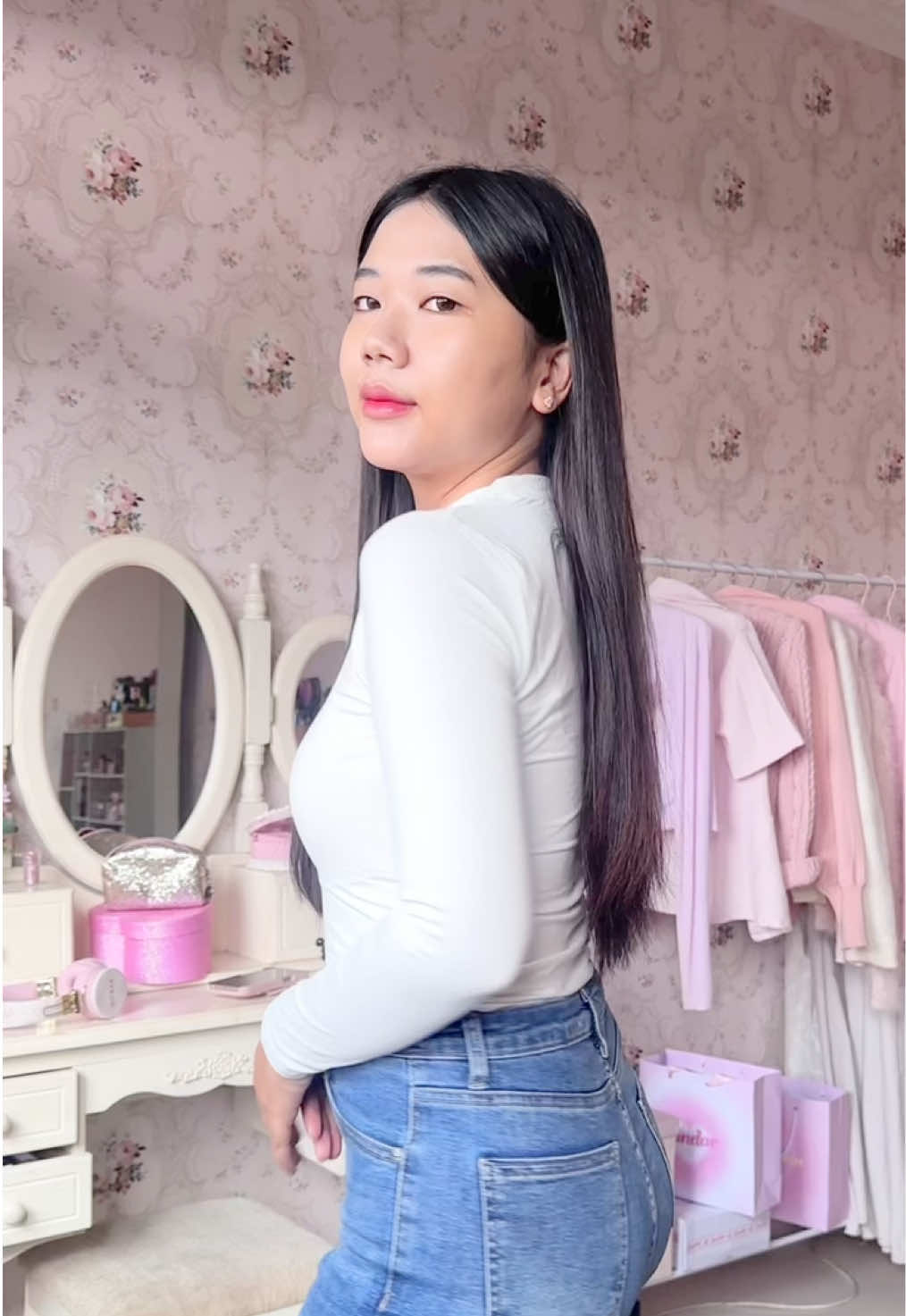 must have: white fitted longsleeve top!! #joybasic #rekomendasioutfit #basictop #fittedtop  #rekomendasiatasanwanita #kaosslimfit #bajuslimfit  #bajuslimfitwanita #atasanslimfit #kaospasbody #kaospressbody  