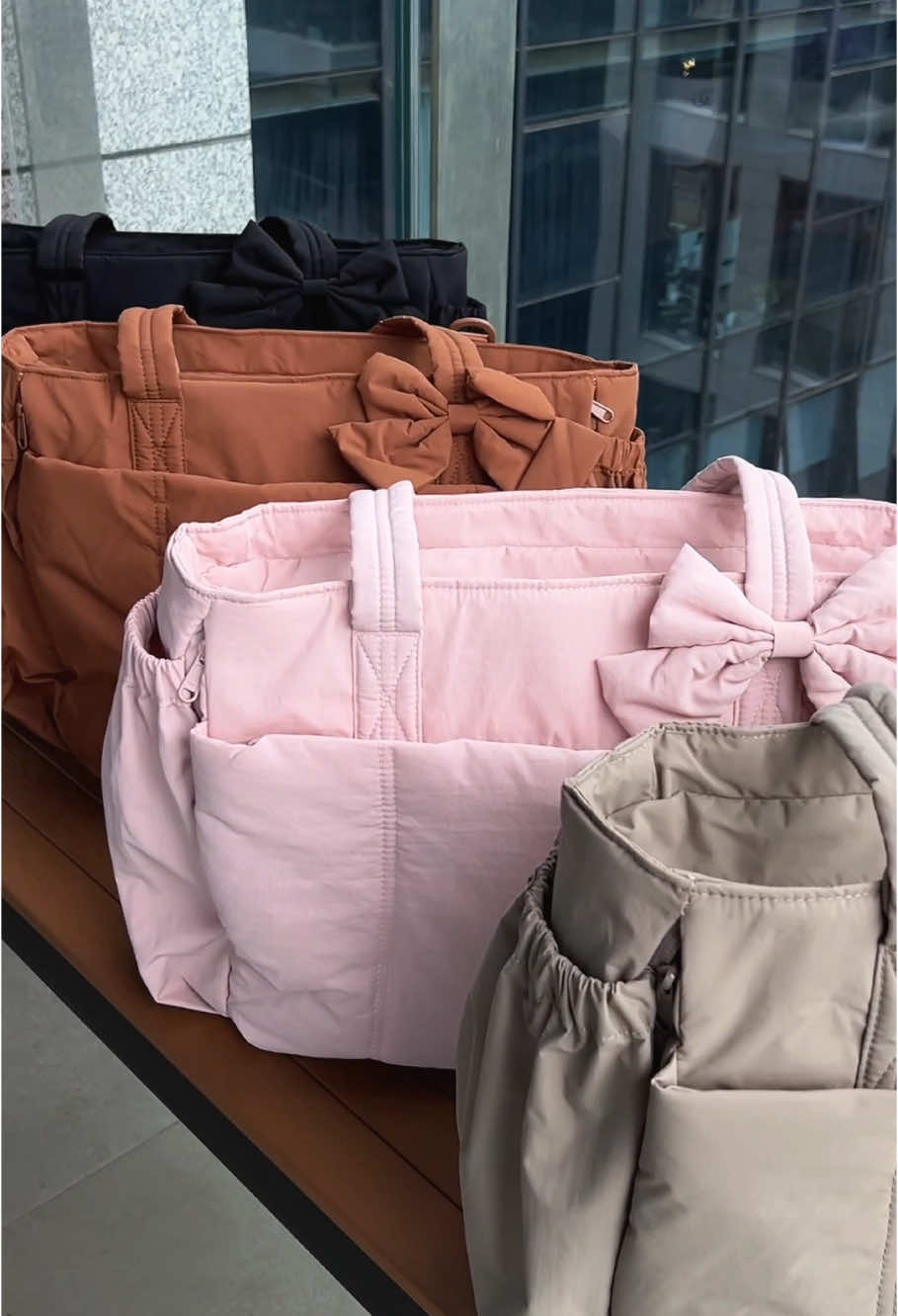 Which color are you feeling 🙋‍♀️🤩 perfect school/gym/travel tote bag✨Plenty of pockets and super spacious ✨#bagsmart #outdoorfun #collegelife #workbag #totebags #summervibes #gymbag #travelbag #travelhack 