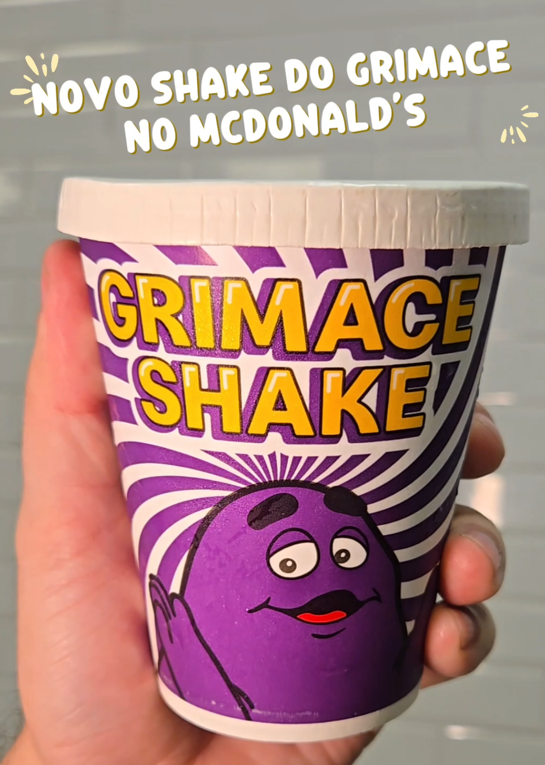 Demorou, mas chegou. O Shake do Grimace está disponível no Brasil em pré venda exclusiva do app por R$ 20,90. A partir de 12 de maio o público vai poder encontrar à venda no balcão. Eu provei hoje e adorei! E aí, ficou com vontade de provar? Me conta nos comentários! Segue @geekpublicitario pra mais vídeos como esse. #shake #mcdonalds #grimace #grimaceshake 