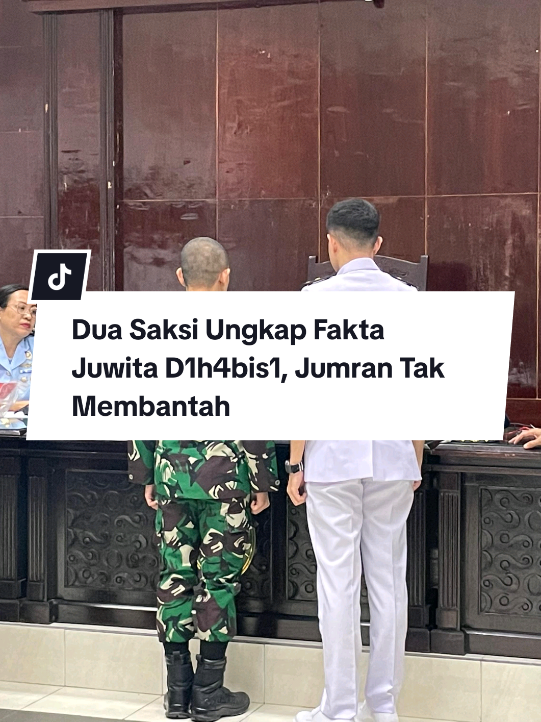 BANJARBARU – Tidak ada bantahan yang diberikan oleh terdakwa Jumran -anggota TNI AL- ketika mendengarkan keterangan dua saksi saat menjalani sidang di Pengadilan Militer 1-06 Banjarmasin di Banjarbaru, Kamis (8/5/2025) siang. Pada sidang kedua, terdakwa Jumran duduk mendengarkan kesaksian dua orang teman di satuan yang sama yakni Lanal Balikpapan. Mereka adalah Vicky Febrian Sakudu (saksi 7) merupakan teman satu leting terdakwa, sekaligus teman satu kamar di Mess Lanal Balikpapan. Kemudian Kardianus Pati Ratu (saksi 8) merupakan junior terdakwa saat dinas bersama di Lanal Balikpapan. Kepala Oditurat Militer (Odmil) III-15 Banjarmasin Letkol Chk Sunandi mengatakan bahwa kedua saksi ini dihadapkan di depan majelis hakim secara daring melalui zoom meeting. “Sesuai keterangan kedua saksi yang hadir secara daring dari Balikpapan, saksi atas nama Kelasi I Vicky membantu dalam hal membelikan tiket untuk terdakwa dengan menggunakan nama saksi atas nama Kardianus, itu kesimpulan besarnya,” ujar Kepala Odmil III-15 Banjarmasin Letkol Chk Sunandi usai persidangan, Kamis (8/5/2025) siang. Masih menurut keterangan saksi, Letkol Chk Sunandi menyebutkan bahwa status saksi Vicky saat ini sebagai tahanan Denpom Lanal Balikpapan. Karena tempat saksi 7 melakukan tindakan membantu terdakwa membeli tiket pesawat berada di Balikpapan sehingga bukan kewenangan pihaknya menangani proses hukum. “Kalau dalam perkara Jumran, dia (Vicky, red) sebagai saksi tidak bisa dikaitkan karena wilayah hukum dia melakukan tindak pidana yang dilakukan oleh Kelasi I Vicky berada di Balikpapan, jadi buka kewenangan kami untuk memproses,” jelas Letkol Chk Sunandi. Masih kata Sunandi, sempat diungkap dalam persidangan bahwa Jumran memiliki seorang kekasih yang tinggal di Kendari. Namun, menurutnya kekasih Jumran tidak terkait pada perkara ini. Atas kesaksian Kelasi I Vicky bahwa terdakwa Jumran mengatakan tidak ingin menikahi Juwita karena memiliki pacar di Kendari tersebut. Terdakwa juga mengaku tidak memiliki rasa terhadap korban atau mencintai Juwita. “Tadi memang disebut nama Ratih, pacarnya terdakwa, tapi dalam hal perkara ini tidak terkait hanya sekedar info saja,” ungkapnya. Sidang selanjutnya, Majelis Hakim Pengadilan Militer Banjarmasin menjadwalkan pada hari Senin (19/5/2025) mendatang. Penuntut akan menghadirkan tiga orang saksi yang belum hadir pada persidangan yakni dr Mia Yulia Fitrianti Sp FM MH, Mardiana, dan Zainudin. “Dan rencana ada tambahan dua orang saksi yang informasinya berada di mess atlet pada saat terdakwa menaruh mobil di dekat mess tersebut,” tutup Sunandi. (Kanalkalimantan.com/wanda)