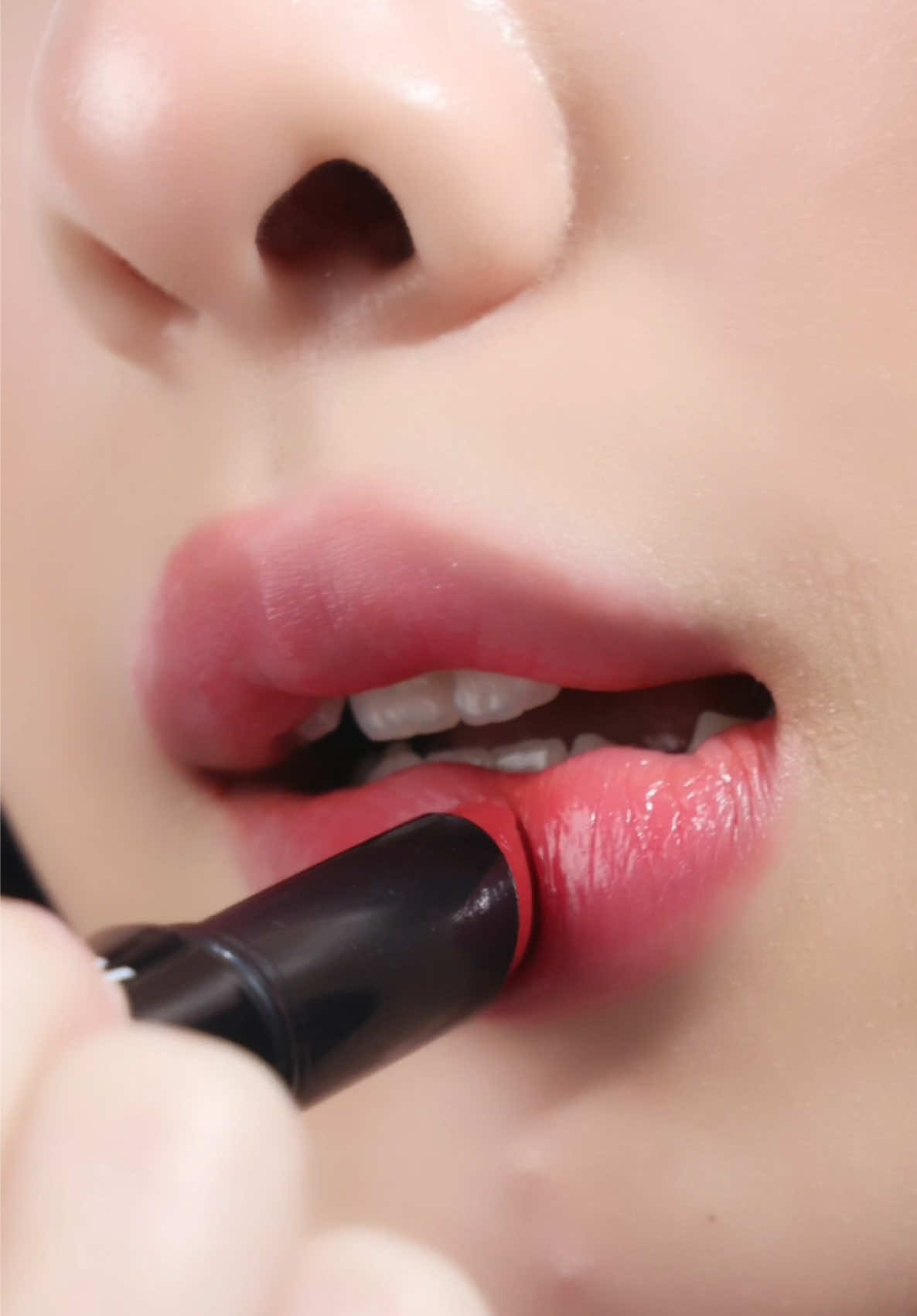 แดงไหนจะสู้แดงนี้ ด้วยลิปบาล์ม Red Velvet สีแดงระเรื่อน่าจุ๊บ ให้สีแดงตุ่นๆละมุนใจ ❤️😘 💋ARTY PROFESSIONAL GLOW LIP BALM ลิปคัลเลอร์บาล์ม ✨ เปลี่ยนสีตามค่า pH ให้เนื้อฉ่ำโกลว์ เกลี่ยง่าย มอบสัมผัสนุ่มลื่น บางเบา และให้สีระเรื่อสดใสอย่างเป็นธรรมชาติ 💧พร้อมบำรุงริมฝีปากด้วย Palmitoyl Oligopeptide, Jojoba Seed Oil และ Punica Granatum Fruit Extract เสริมด้วยอนุพันธุ์ของวิตามินอี ที่ช่วยบำรุงริมฝีปากให้เนียนนุ่ม ชุ่มชื้น สดใสแลดูอวบอิ่มสุขภาพดีอย่างเป็นธรรมชาติ มี 3 เฉดสี 🩷 L0 - Aura Pink สีชมพูหวานละมุน 🧡 F0 - Coral Pink สีส้มพีชสดใสขี้เล่น ❤️ R0 - Red Velvet สีแดงระเรื่อน่าจุ๊บ #Arty #ArtyProfessional #ลิปบาล์ม #ลิปบาล์มเปลี่ยนสี