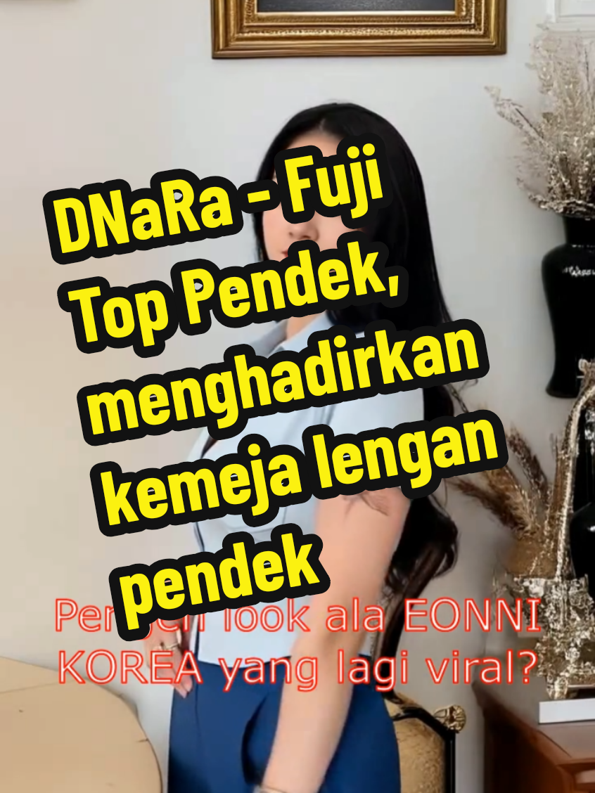 DNaRa - Fuji Top Pendek, menghadirkan kemeja lengan pendek untuk wanita dengan gaya Korea. Kemeja kancing perut ini memberikan tampilan yang seksi dan modern, cocok untuk hari-hari santai atau acara kasual. Warna solid yang elegan membuat Anda semakin percaya diri. Dapatkan Fuji Top Pendek dari DNaRa sekarang juga!   #dinarafujitoppendek #kemejawanita #gayaKorea #fashionwanita #promoguncang55 #cuantanpabatas 