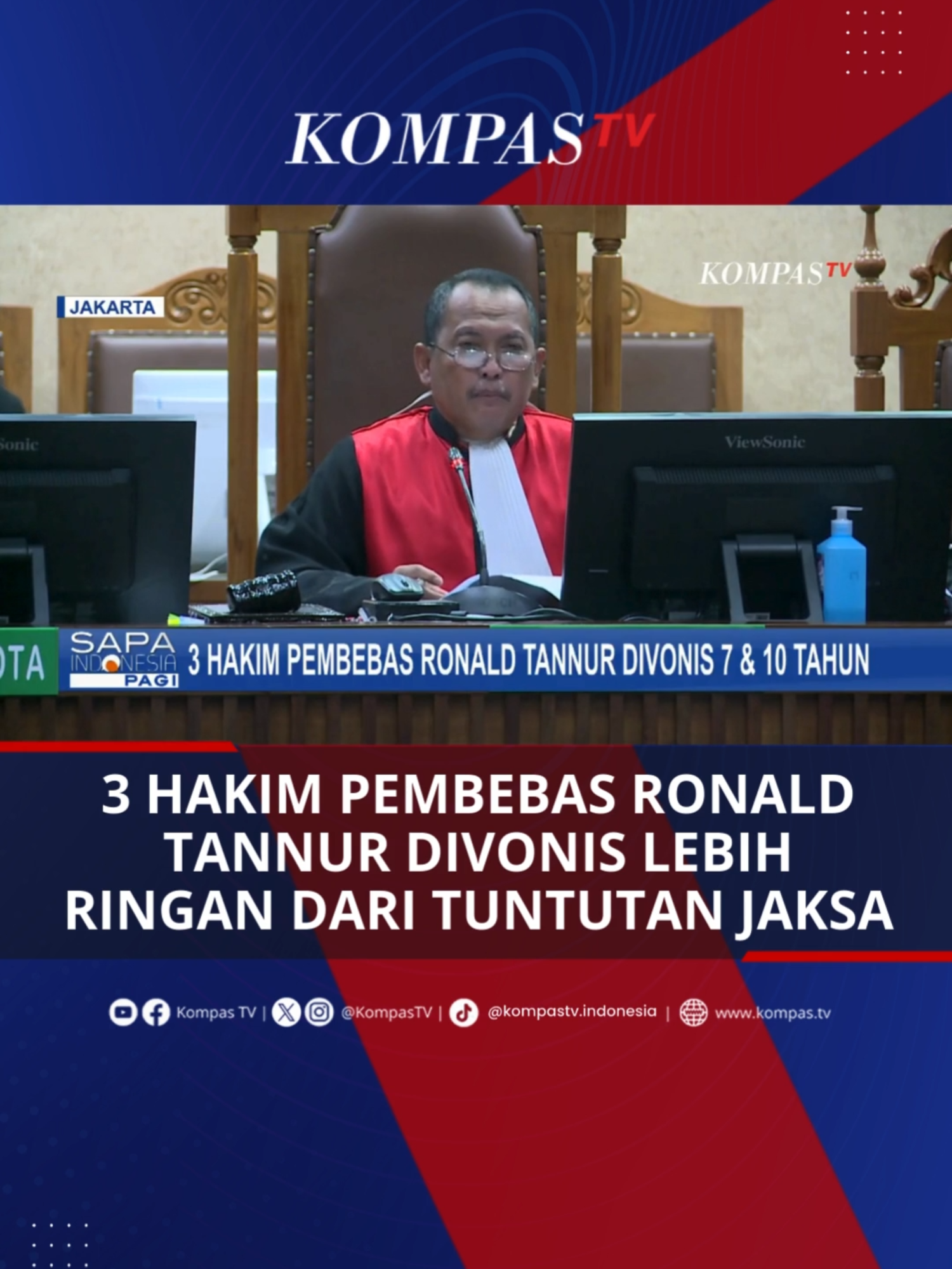 Tiga hakim Pengadilan Negeri Surabaya, yang didakwa menerima suap untuk membebaskan pelaku pembunuhan Gregorius Ronald Tannur, divonis 7 tahun dan 10 tahun penjara. Vonis tersebut lebih ringan dibandingkan dengan tuntutan jaksa. Sebelumnya Erintuah, Mangapul, dan Heru menerima suap 4,6 miliar rupiah dari pengacara bernama Lisa Rachmat. Suap diberikan agar ketiga hakim menjatuhkan vonis bebas terhadap Ronald Tannur, yang menjadi terdakwa kasus pembunuhan. #TikTokBerita Selengkapnya simak video berikut ini dan dapatkan berbagai informasi terbaru lainnya hanya di www.kompas.tv atau Youtube KompasTV