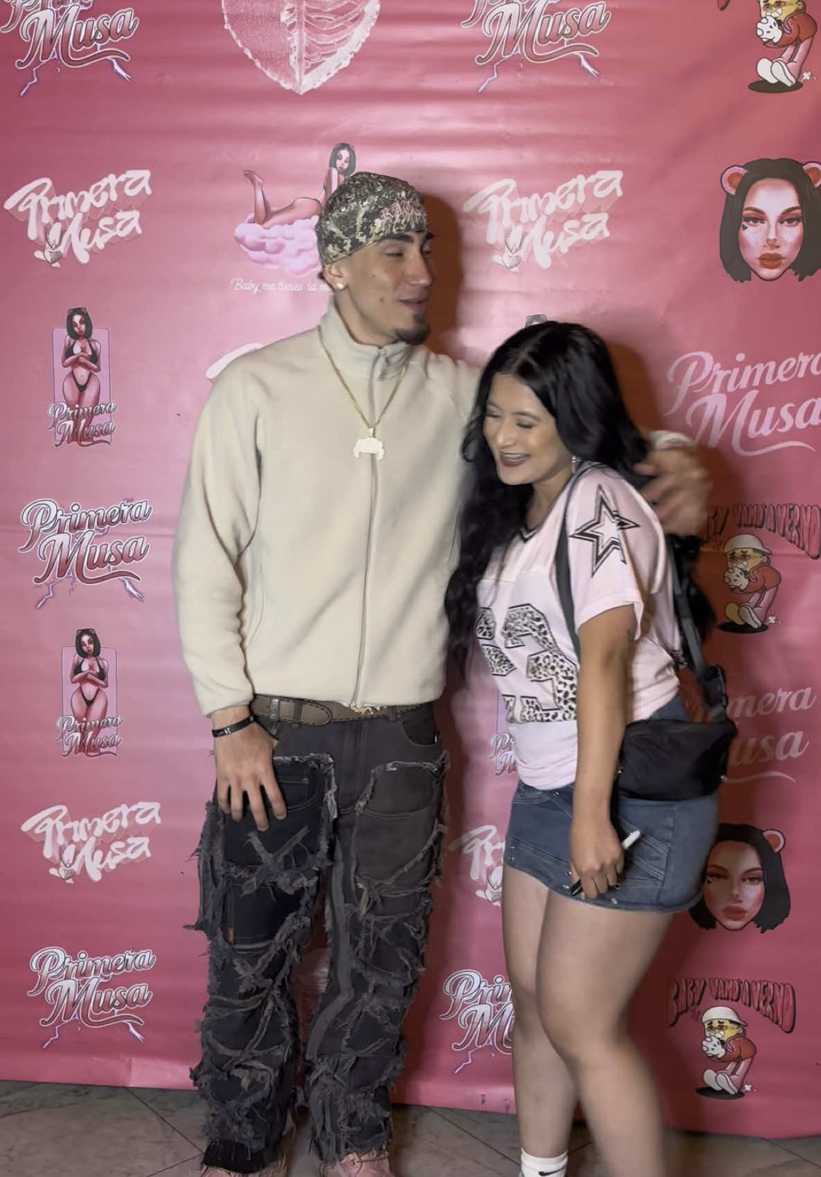 Tuve suerte de concer one of my favorite artists te amo gracias for the best show love you💗💗💗💗💗 @(((ousi))) #meetandgreet #omarcourtz #ousi #fypシ #foryoupage #sanfrancisco #primeramusa 