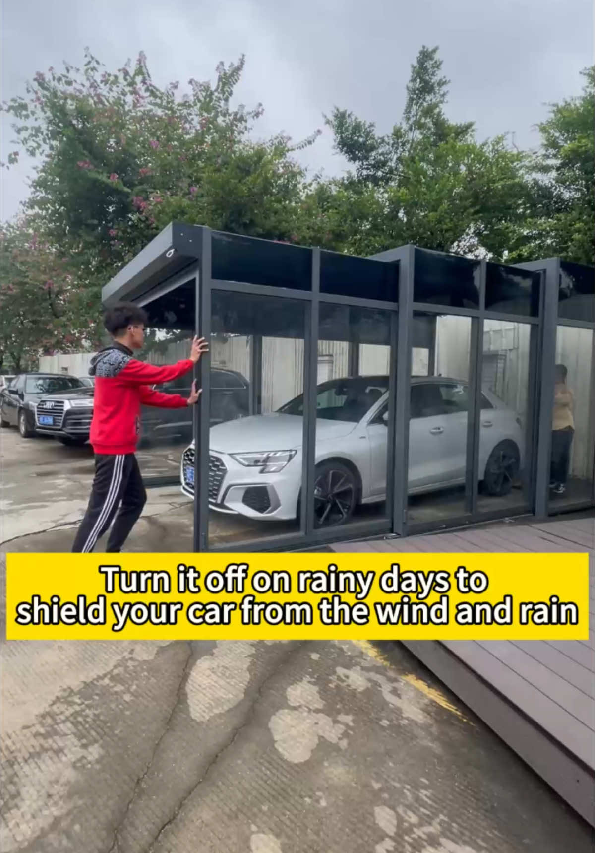 Turn it off on rainy days to shield your car from the wind and rain 😁 #singaporean #perfabricatedbuilding #fyp #sunroom #England #america #dohaqatar #canada #louver #design #carport #vehicle #greenhouse #ourdoorrestaurant #backyard #tarrace #restaurant #retractableroof #foru #tinyhousetour 