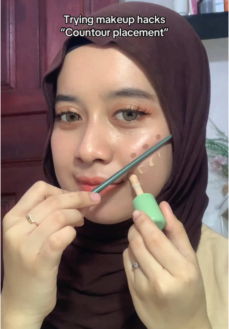 Makeup tips kali ini cocok buat kalian yg lagi mau coba pakai contour dan concealer bersamaan yg bikin makeup kita lebih not flat 😍 #makeuphacks #makeuptutorial #makeuptips #makeuphack #contourplacement #contourhack #concealerhack 