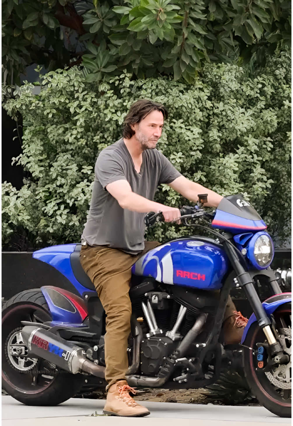 “No… la moto, no…”. Ci siamo ispirati ai meme di italian brainrot - senza ingiurie - per tradurre l’umore di Keanu Reeves, immortalato recentemente a Los Angeles, dopo aver trovato la sua moto vandalizzata. Un’ARCH decisamente di valore, per l’attore appassionato di motori, che sarebbe stata danneggiata da una persona in sua assenza. Eppure, nonostante le moto, come dicevamo, occupino un posto importante nel cuore di Keanu, la calma serafica con cui attesta i danni è encomiabile. L’attore, infatti, è stato visto mentre era impegnato in una videochiamata con una persona non identificata, a cui presumibilmente ha raccontato l’accaduto, controllando i danni al veicolo. Dicono i presenti che addirittura se ne sarebbe andato sorridendo. Beh, complimenti Keanu, noi al tuo posto non sappiamo come avremmo reagito. Speriamo l’assicurazione copra i danni, almeno… [📹 BACKGRID] #whoopsee #keanureeves