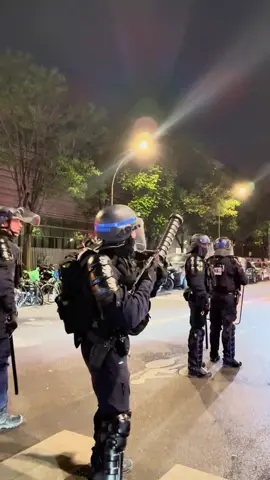 La police disperse des supporters du PSG qui célèbrent la qualification en finale de la LDC #liguesdeschampions #police #psg #parissaintgermain #psgarsenal #paris 