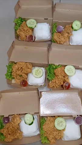 Ayam geprek tambahan selada harga 10 rb ... Minat wa atau tanya2 boleh  #fyp #foryoupage #cateringsidoarjo #cateringwonoayu #ayamgepreksidoarjo 