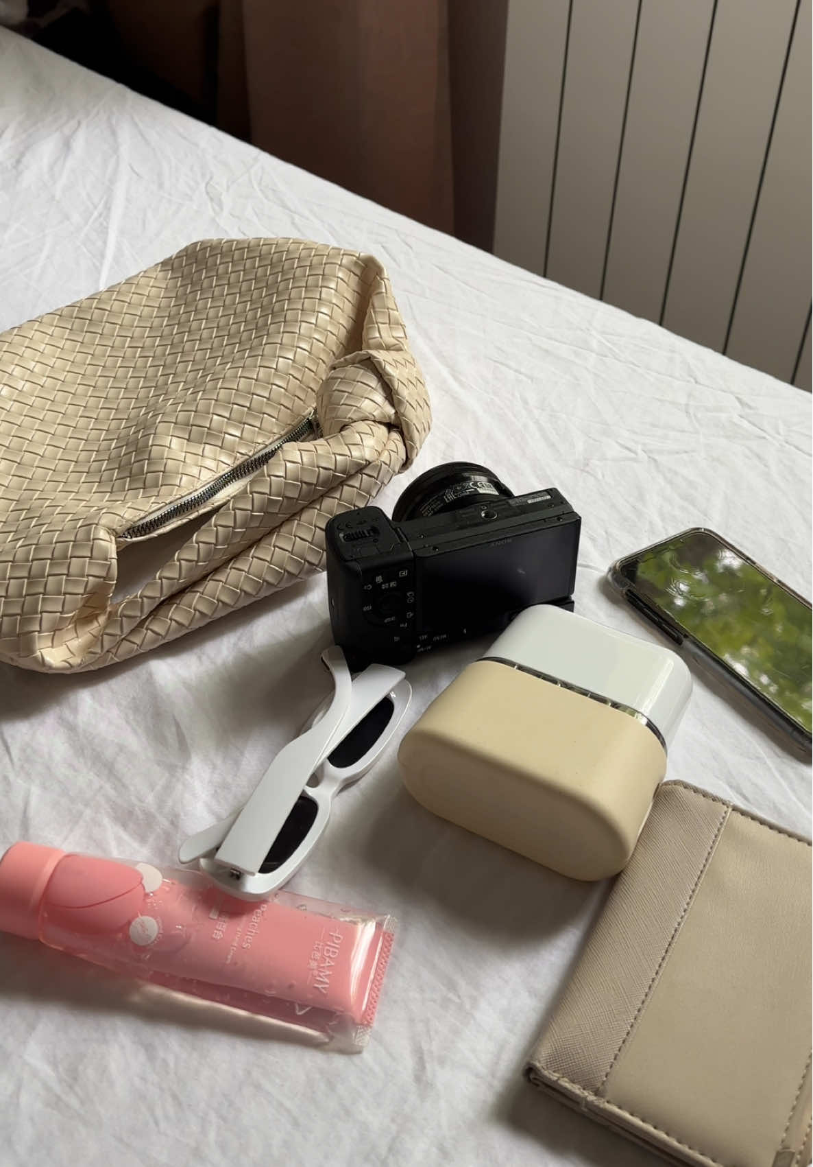 • Cena: 1800 rsd  • Dimenzija : 32x17  • Dostupne boje : bež #xuebags #bags 