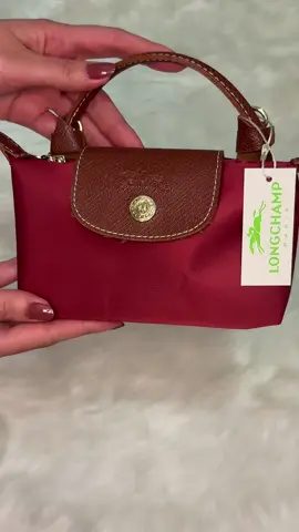 Mini Kırmızı Bordo ( XS ) Çantanın içinden kendi askısı çıkmaktadır.
 En : 17 cm 
 Boy : 11 cm 
 Derinlik : 5 cm #longchamp #longchampmini #keşfet #fypage #çantamdanevar? #kesfetbeniöneçıkart #çanta #çantamodelleri #kesfetteyiz #kadınçanta 