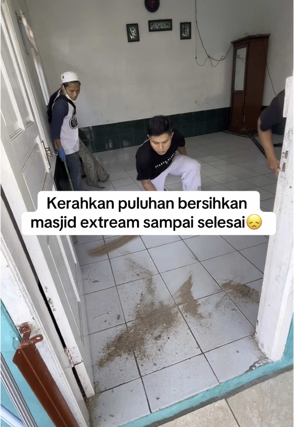 cleaning masjid extream sampai selesai kerahkan puluhan pemuda warga gapleh sebagian besar masjid, masih perlu bantuan untuk dibersihkan, mengerahkan dan menciptakan kecintaan kebersihan kepada semua individu.  mari bersama dukung selalu cleanermasjid Info more in Bio