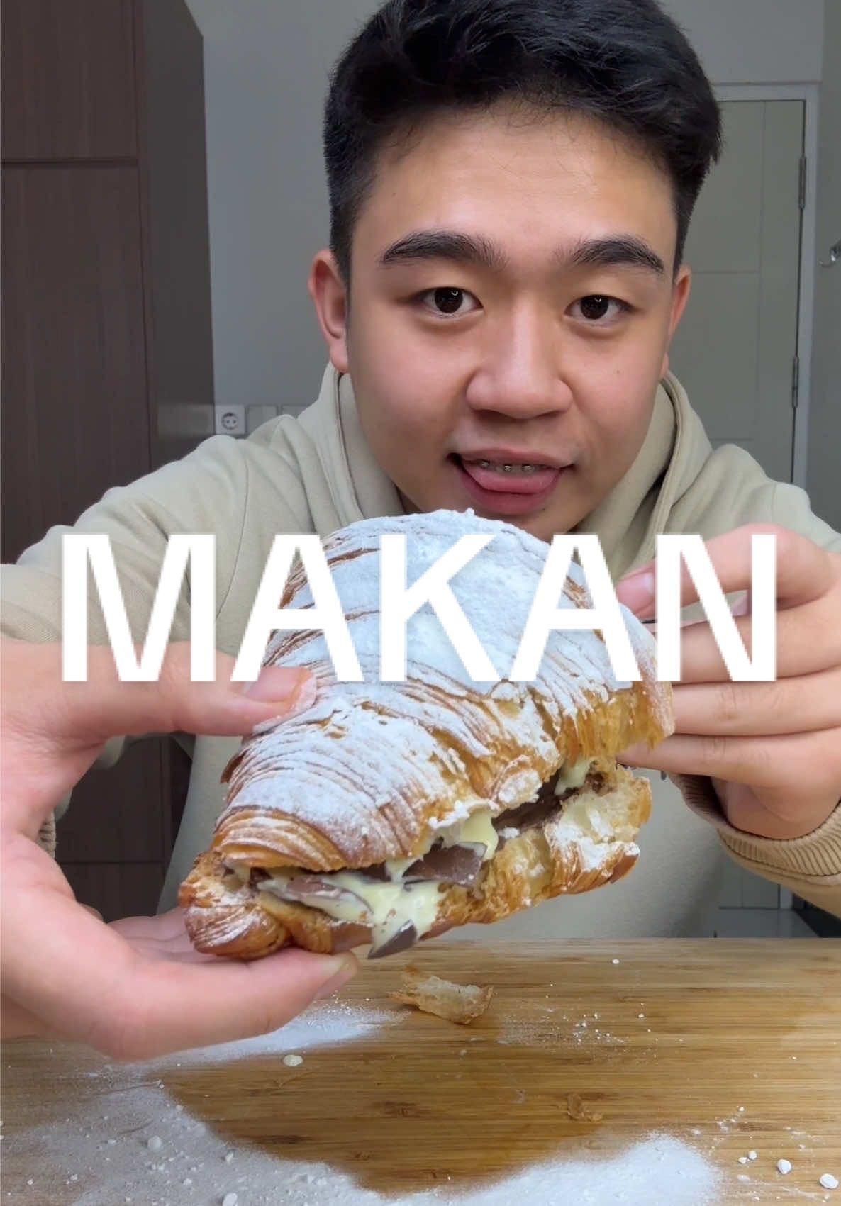 Ternyata mantap banget ini combo croissant dan magnum #magnumcroissant 