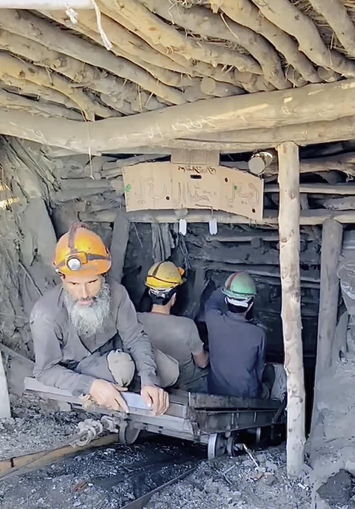 You have never seen before in life mining like this blackdiamond mining tunnel #mining #treasure #treasurecave #goldminingcave #goldmining #goldmining #usa🇺🇸 #itlay🇮🇹 #junglemining #goldminingcave 