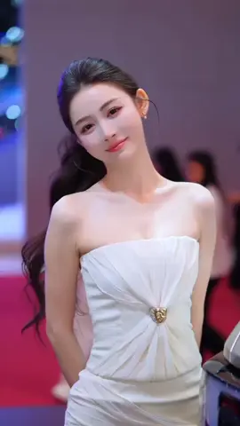 Beautiful car model Minmin, white skin and beautiful appearance, is so beautiful #beautiful car model #Minmin #top car model #fair skin and beautiful appearance 