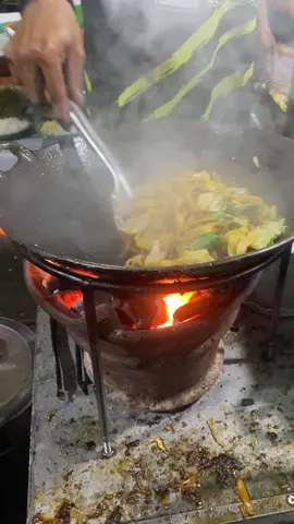 Kwetiau nyemek pak koki Pak koki selain bakso ya ada menu menu spesial masakan angklo ya bolo Monggo pinarak… Lokasi :  Klero depan Polsek tengaran deket Salatiga Gogle map nasi goreng pak koki Klero