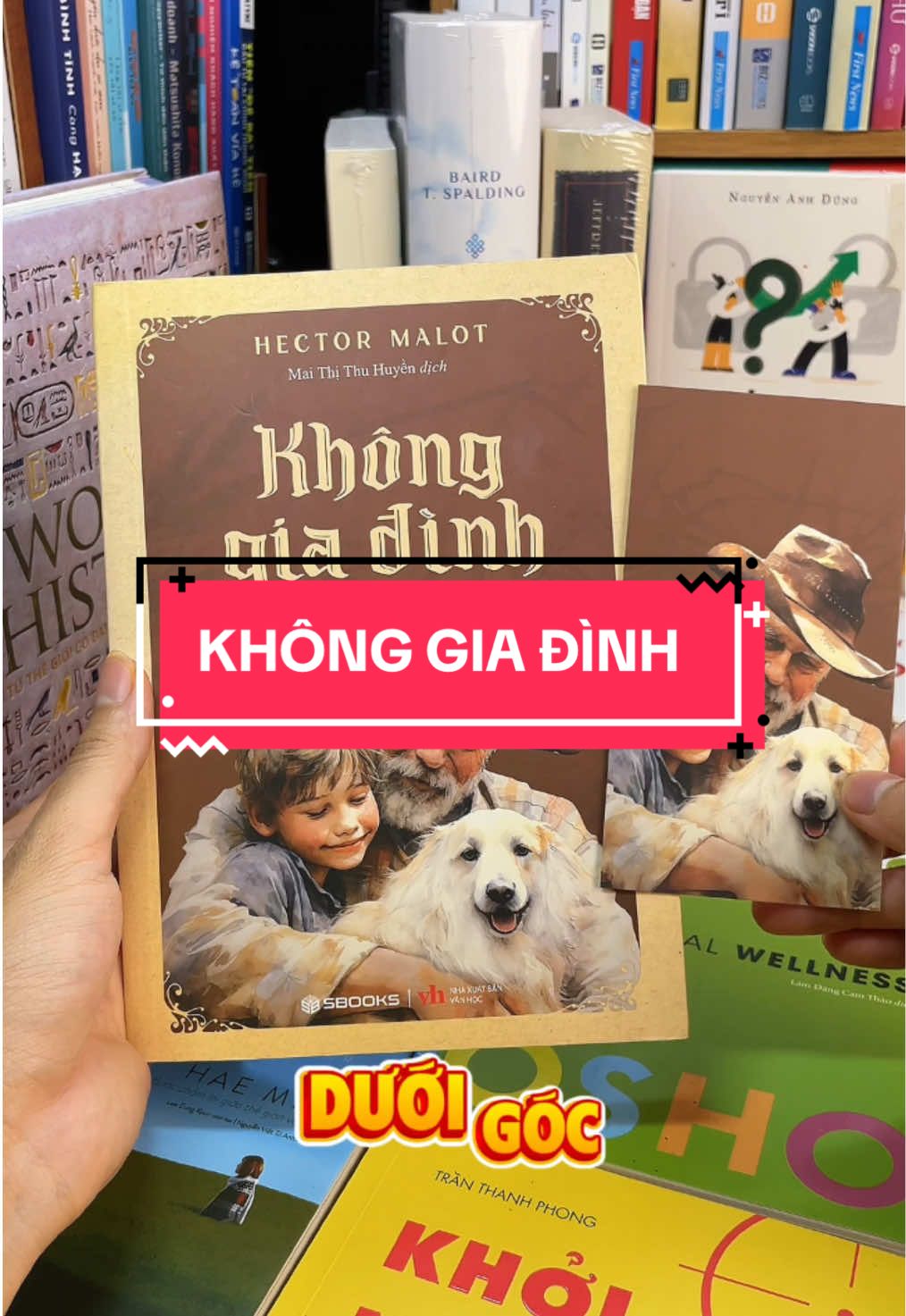 “Không Gia Đình” – Hành Trình Phi Thường Của Một Cậu Bé Không Ai Chống Lưng! Không có cha mẹ. Không có gia đình. Không tiền bạc. Nhưng cậu bé Rémi vẫn không ngừng bước về phía trước! Cuốn tiểu thuyết “Không Gia Đình” của Hector Malot là một trong những tác phẩm cảm động và truyền cảm hứng bậc nhất mọi thời đại. Theo chân Rémi – một cậu bé mồ côi bị bán cho một gánh xiếc rong, bạn sẽ được sống trong những cung bậc cảm xúc mạnh mẽ: từ khốn khó đến dũng cảm, từ mất mát đến niềm tin, và cuối cùng là ánh sáng của hy vọng và tình người. Cuốn sách không chỉ kể chuyện phiêu lưu, mà còn là bài học về nghị lực sống, lòng tốt và sự trưởng thành trong gian khó. Dù không có gia đình bên cạnh, Rémi vẫn tự mình viết nên số phận. Nếu bạn đang cần một câu chuyện chạm đến trái tim và tiếp thêm sức mạnh sống, “Không Gia Đình” chính là cuốn sách bạn nên đọc ít nhất một lần trong đời!#tiemsachbinhyen #BookTok #sachhay #sách #reading #khonggiadinh 