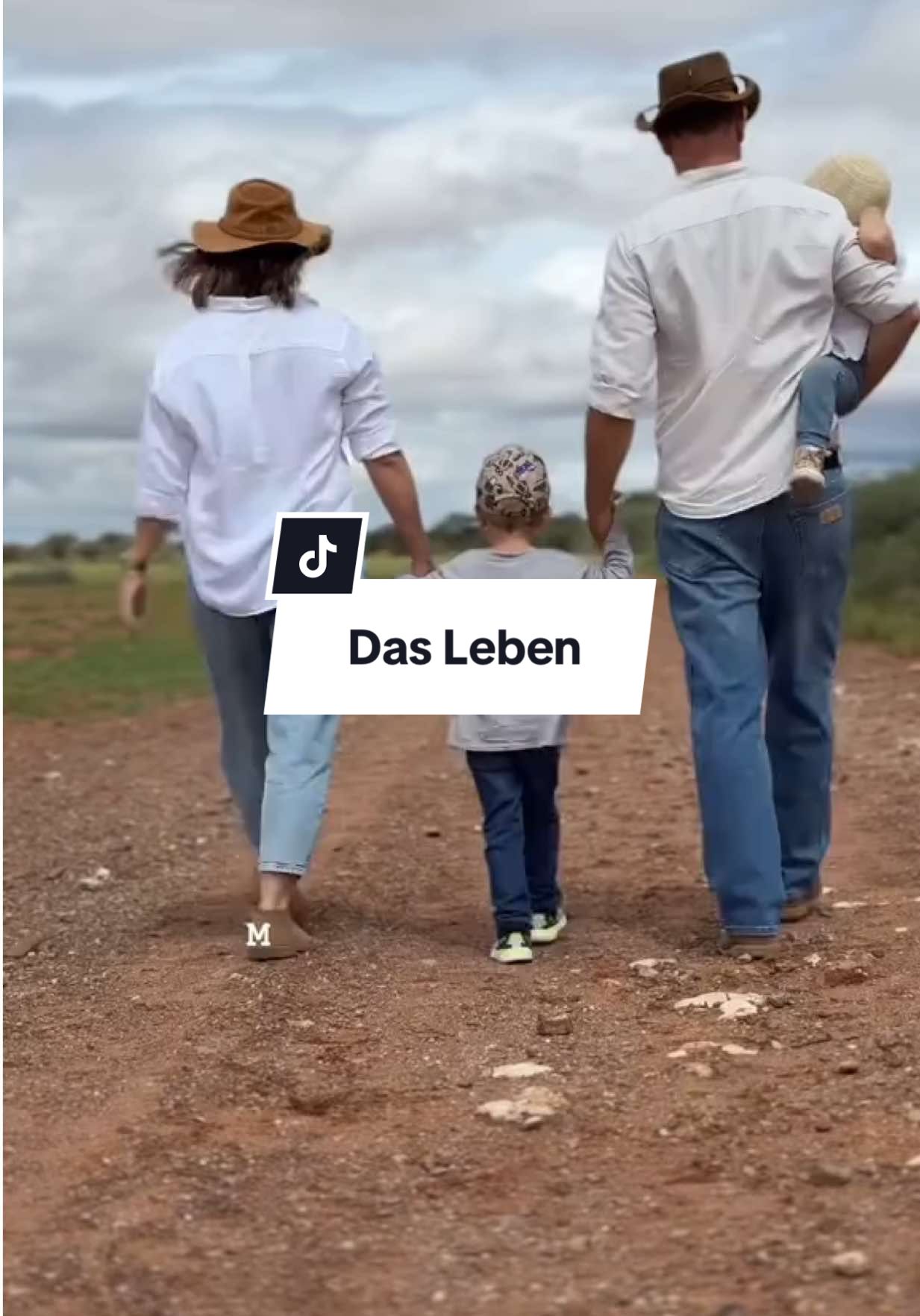 Es gibt Entscheidungen im Leben, die man nicht von heute auf morgen trifft. Entscheidungen, die einem den Schlaf rauben, Tränen kosten und das Herz schwer machen. Die Entscheidung, unsere Farm zu verkaufen und Namibia zu verlassen, war eine solche. Es war nicht meine Entscheidung, sondern Geralds. Aber mit der Zeit habe ich verstanden, warum er diesen Weg gehen möchte. Und nach unzähligen Gesprächen, schlaflosen Nächten und vielen Emotionen fühlt es sich mittlerweile richtig an. Namibia war unser Zuhause, der Ort, an dem unsere Kinder aufgewachsen sind, wo wir gelacht, gekämpft und gelebt haben. Die Zeit hier wird für immer in unseren Herzen bleiben. Aber jetzt beginnt ein neues Kapitel - in Polen. Es ist ein großer Schritt und ein langer Weg. Wir hoffen, dass wir einen Käufer finden, der die Farm mit genauso viel Liebe weiterführt, wie wir es getan haben und dass Gerald seinen Traumjob findet, in dem er sich verwirklichen kann. Wir gehen diesen Weg gemeinsam, als Familie. Und auch wenn es schwer ist, wissen wir, dass Veränderung manchmal genau das ist, was man braucht, um weiterzuwachsen. Danke, dass ihr uns auf diesem Weg begleitet.🤍