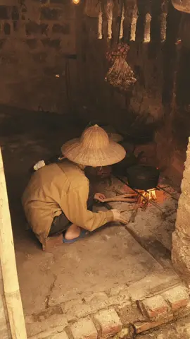 Mùi khói củi ngai ngái , tiếng củi cháy tí tách , làn khói lam phủ quanh bếp gợi nhớ lại những kí ức tuổi thơ , những bữa cơm quê đạm bạc nhưng ấm áp tình cảm gia đình #bepnhoxiu #quehuong #vietnam 