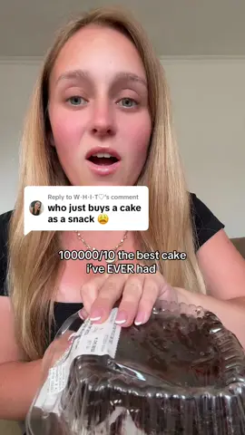 Replying to @W⋆H⋆I⋆T♡ for anyone who thinks i’m rage baiting by not liking the food, this is one thing i LOVED  #brittryingamericanfood #britinamerica #usfoodreview #orlandoflorida #publix #publixcake #chocolatefudgecake #matildacake 