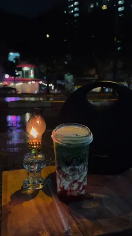 Luôn sẽ có những cơn mưa bất chợt, Thứ ta làm được cùng chỉ là đón chờ cơn mưa đó.. #cafe đèn dầu   #sg #chill #mưa #xuhuong #toptrending 