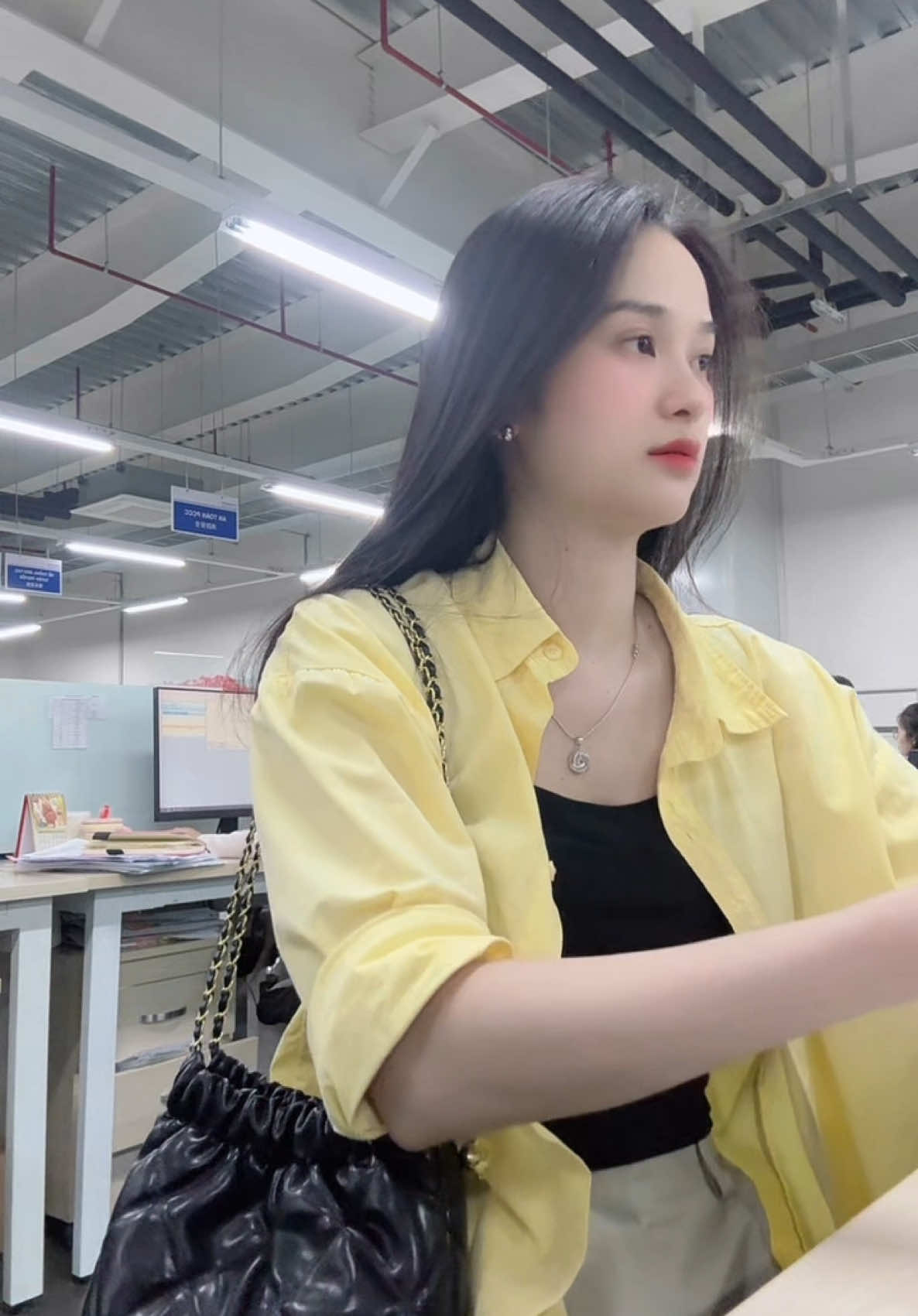 Đi làm công ty này làm mình luôn có cảm giác trẻ trung vì mình cứ mãi nhận mức lươngg của sinh viên mới ra trường ☺️#huyềngayclothing #fypシ゚viral🖤tiktok #bietthedeodilam #flypシ #contendioviral 