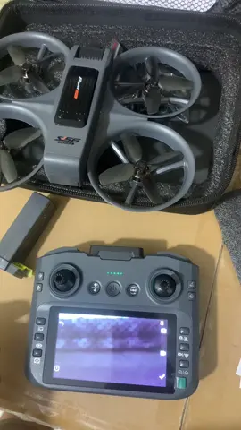Flycam S156 tay màn hình, ko phải hàng cao cấp nên ae đừng hi vọng nhiều nhé. Mua về nên sạc pin vào rồi chơi#dochoi 