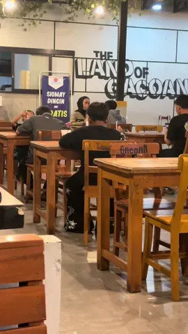gatega liat ade sendiri,ngeliatin keluarga yang cemara sedangkan dia sudah merasakan pahit nya broken home🥲#fyp #xybza #lewatberanda 