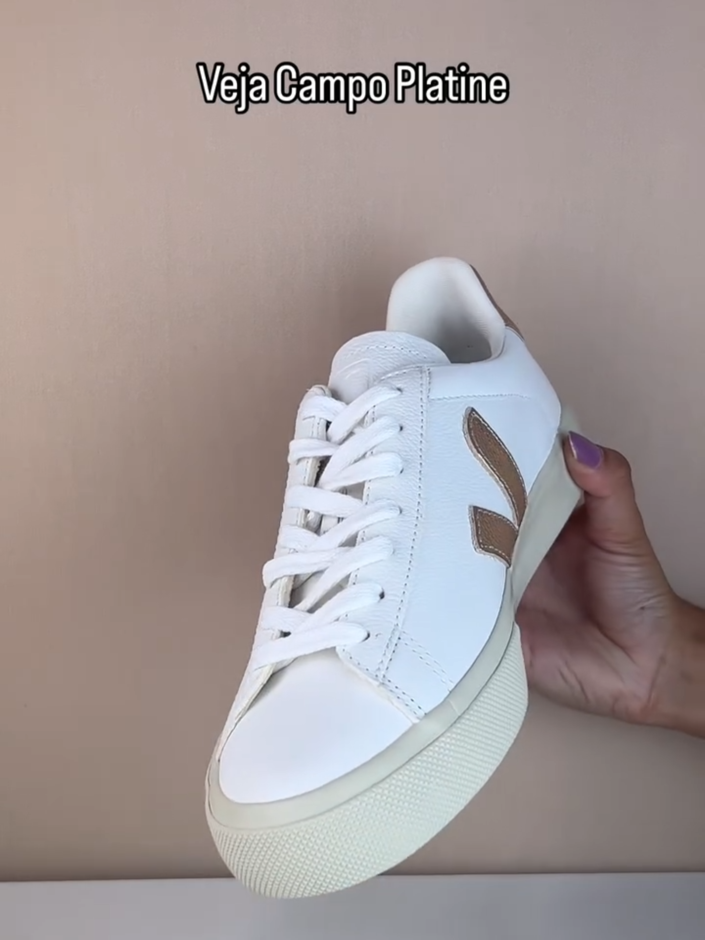 ✨Três estilos, um brilho em comum: o dourado sofisticado do Veja Platine!! 🖤 Veja V-10: esportivo e fashionista 🤍 Veja Campo: minimalista com presença 🌟 Veja Recife: moderno com fecho em velcro Qual é a sua escolha para brilhar com estilo? 💫 #vejaplatine #vejav10mesh #vejav10 #amoveja #vejaesplar #vejashoes