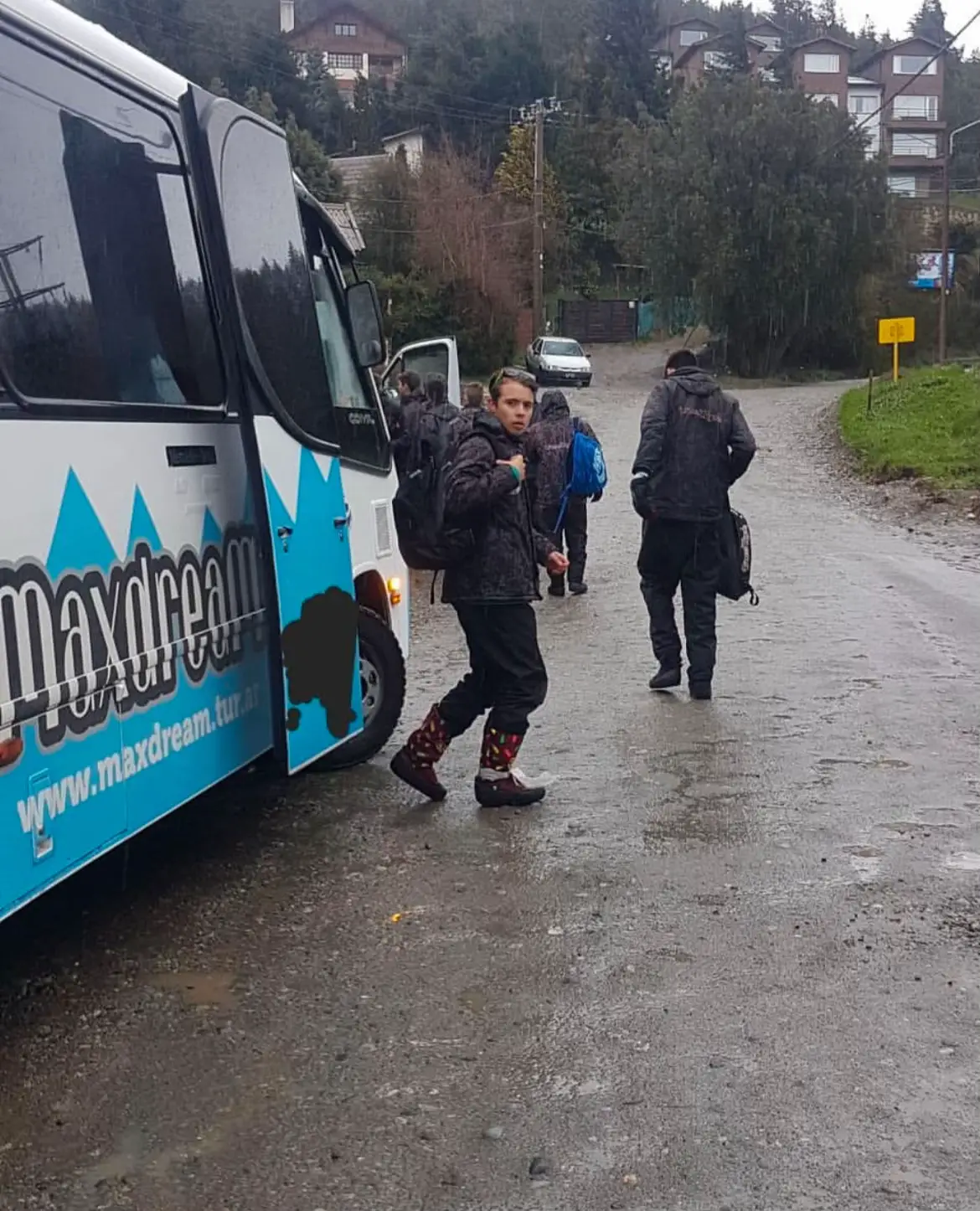 Piden hoteles porque no tienen agua ni luz y ahora también piden prestados los micros  No que eran exclusivos y los dueños de Bariloche?? #travelrockoficial #travelestafa #traveltiktok #fyp #estafa #egresados #lanumero1 #brc #bariloche 