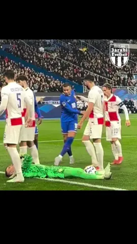 امبابي حصل على بطاقة صفراء من الحكم 🤬  #3arabi_football #مبابي #مودريتش 