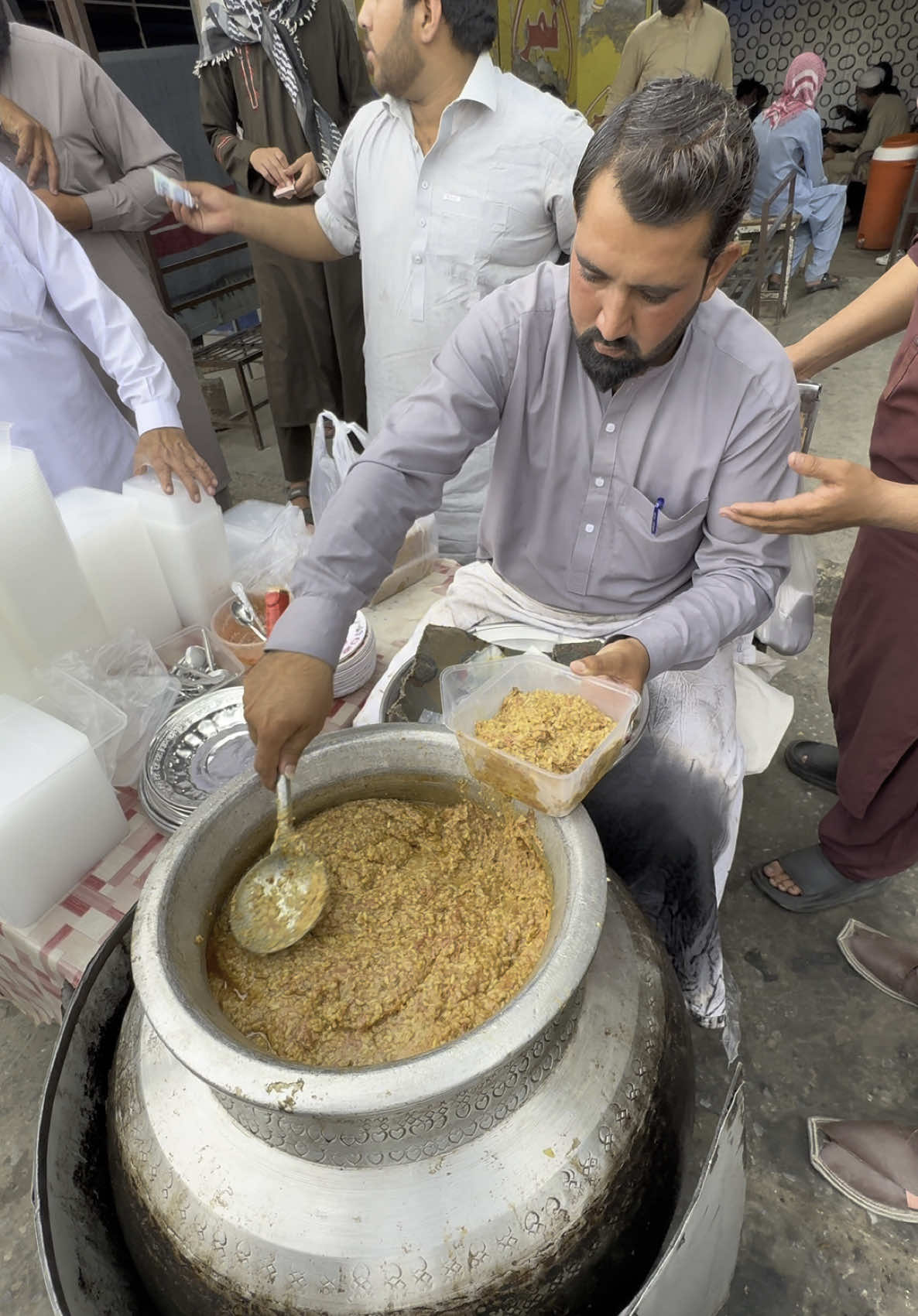 Rajjar Famous Motay Chawal #RajjarChawal #MotayChawal #CharsadaChawal #streetfood #tiktokfood #viraltiktok #tiktokindia #foryou #trending #viralvideo #foodiespk 