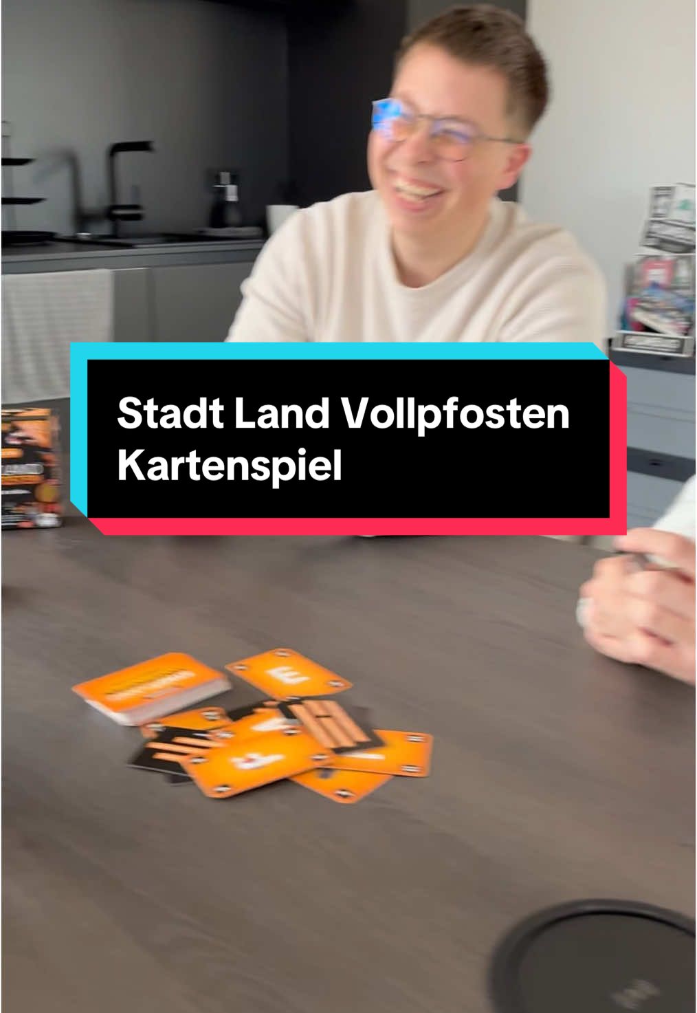 Stadt Land Vollpfosten das Kartenspiel in der Classic Edition! 🤩 Werdet als erstes all eure Buchstabenkarten los! Mit 200 Kategoriekarten ist immer für Abwechslung gesorgt. 🃏 Auch in vielen anderen Editionen verfügbar 🙌 ___ #denkriesen #stadtlandvollpfosten #spiel #fyp 