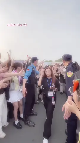 bù trừ cho nhau đó hả=)))))) coi cái mặt ông bống có vẻ hả hê chứ hông sợ, mng cứ yên tâm 🤣🤣 #phapkieu #duongdomic #otp #duongkieu #atshconcert #💙🌹 #xh #xuhuong 