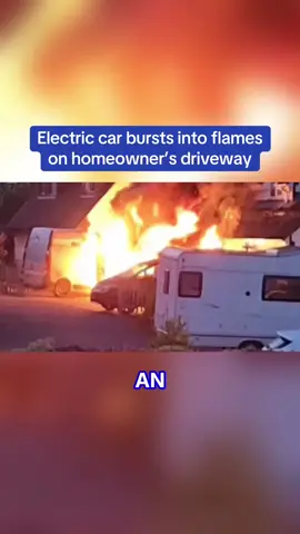 The horrifying moment an electric car suddenly burst into flames on a driveway has been captured on CCTV, as the vehicle sparked a raging blaze which spread to a van and a family home. The shocking images show a fireball tearing through vehicles outside the £550,000 house in Chandler's Ford, Hampshire, in the early hours of this morning. #fire #electriccar #hampshire #news #firefighter #housefire 