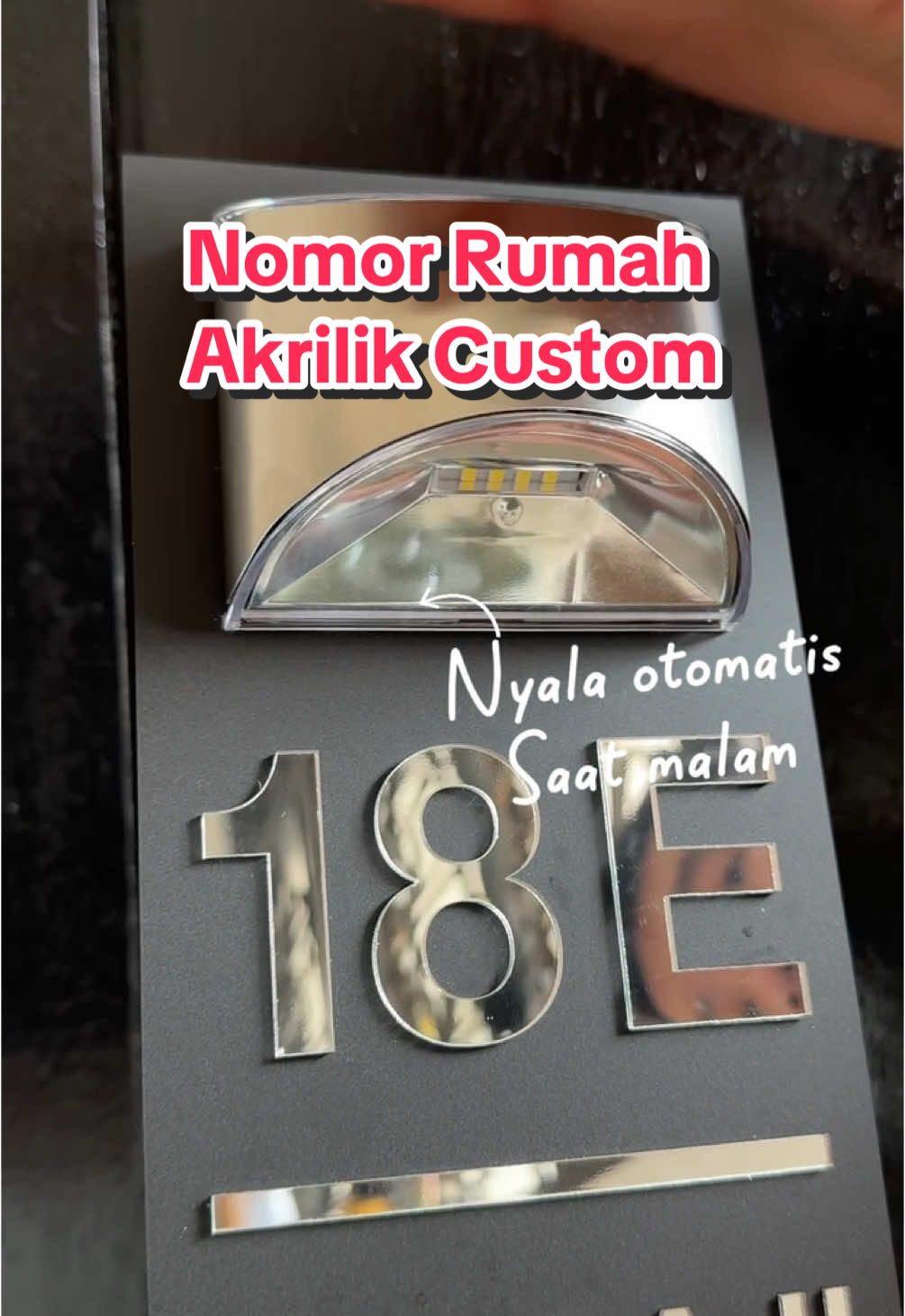 Nomor rumah custom, nyala otomatis pakai tenaga surya. Hemat listrik, tahan cuaca, tampil makin keren! Langsung cek & klik keranjang kuning sekarang! #nomorrumah #norumahakrilik #nomorrumahakrilik #nomorrumahminimalis #nomorrumahcustom #norumahcustom 