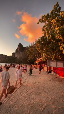Railay beach in Krabi 🌅 #krabi #sunset #mijnthailand #reizen #zonsondergang #genieten #reiselust #wanderlust 