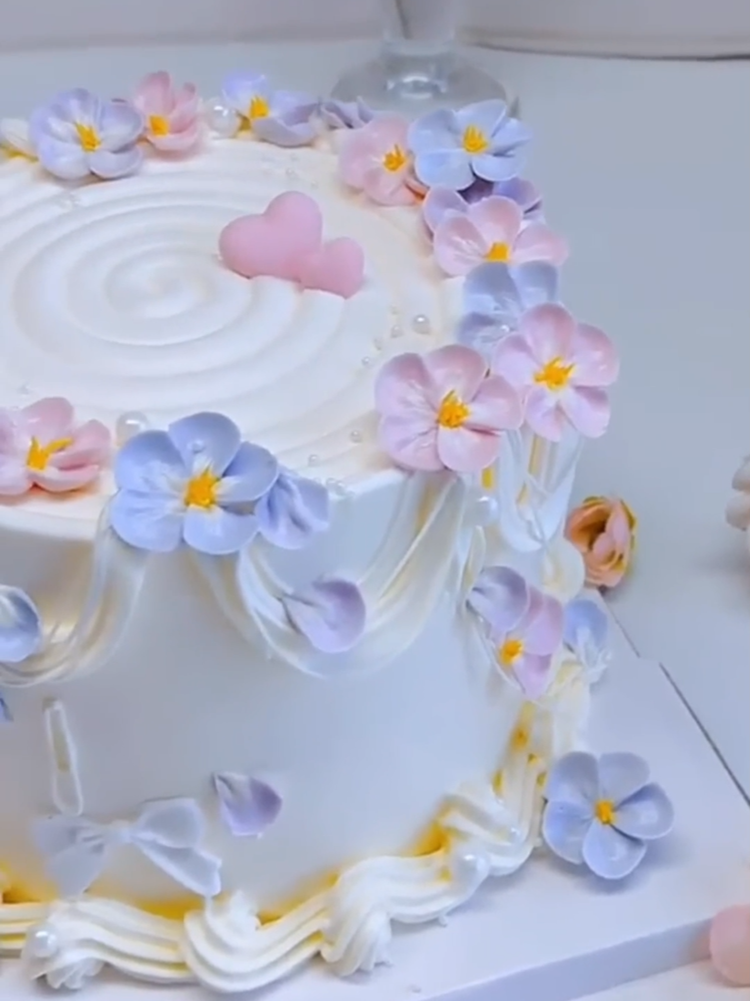 pastel decorado con flores #cake #cakedesign #cakedesigner #cakeartist #pastel #decoraciondepasteles #flores #flowers #birthday #bolo #cumpleaños #crema