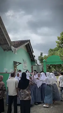Putaran waktu tak pernah berhenti berputar, hari demi hari kita lalui bersama. Dan kini tak bisa menghindari detik-detik perpisahan yang akan memutus saat-saat yang telah kita lalui bersama. Janganlah jadikan perpisahan ini menjadi akhir dari kebersamaan yang telah kita rajut selama ini. see youu kawannn 👋🥲🥳#perpisahansekolah #angkatan2025 