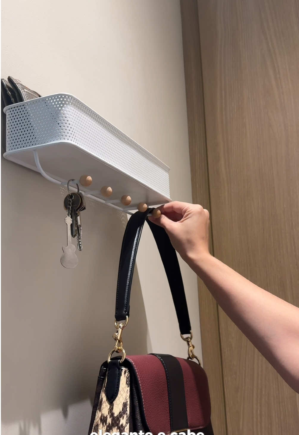 Um detalhe funcional que faz toda a diferença! 🔑✨ Nosso porta-chaves combina madeira e metal para um design moderno e prático.  Com instalação simples (adesivo ou parafusos), ele organiza seu hall de entrada ou escritório com elegância.  Perfeito para quem quer unir estilo e praticidade no dia a dia. 🤩✅