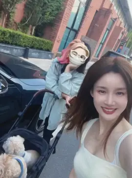 Today, my girlfriends and I are discussing how to respond when you receive an emoji. Welcome to join the discussion.#Beauty#tiktok #topic #Walking and shopping#pet #Topic participation