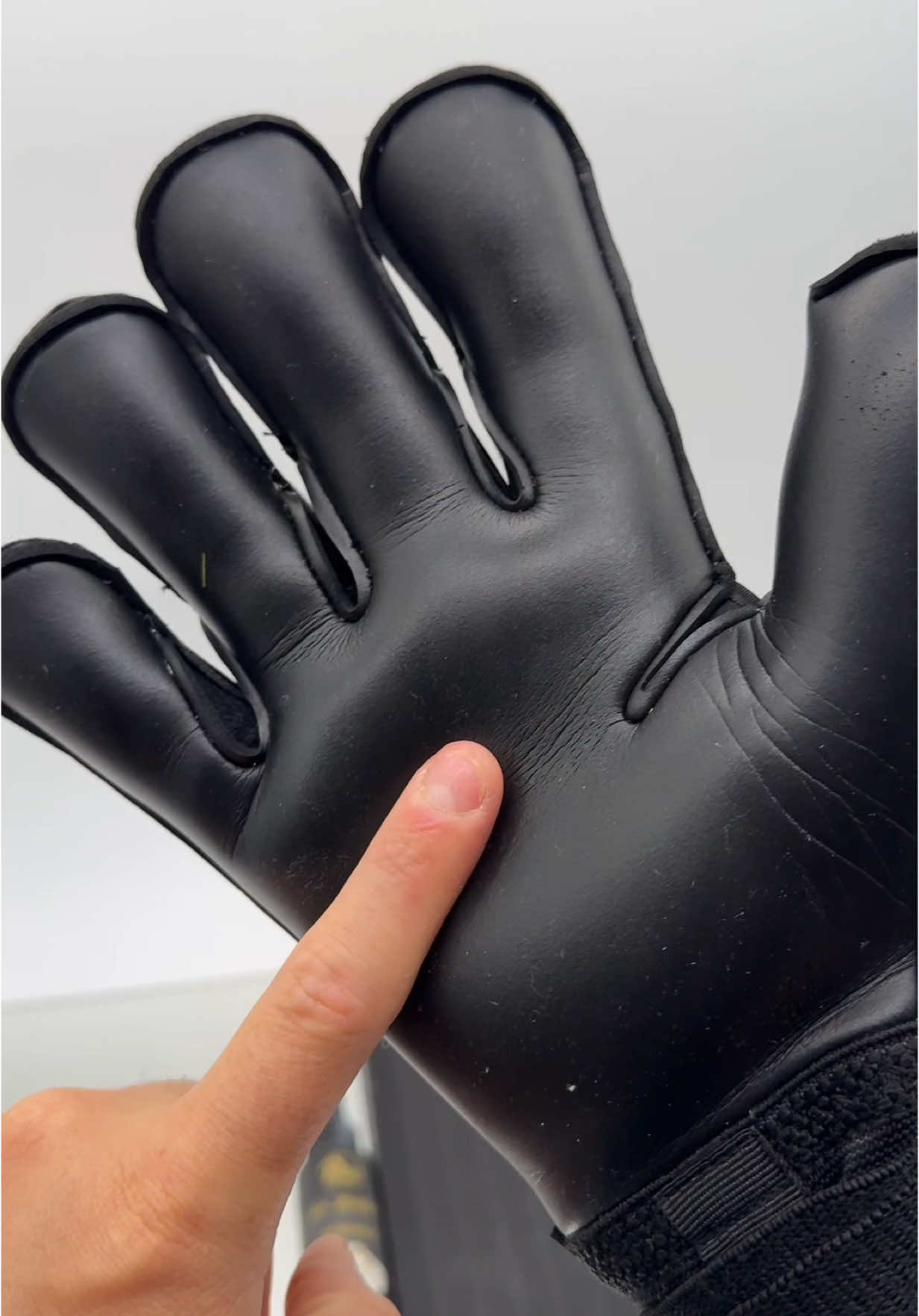 💨 Here’s what happens when you use K-Grip on the RG Aspro Blackout model. 🤩🧲💦 The unique formula of RG’s K-Grip spray elevates your gloves’ grip to the next level! 🔥 Born to be a keeper!!! #RG #KGrip #GripBoost #Grip #GKGloves #GoalkeeperGloves #Goalie #GK #goalkeeper #ASMR #Reel #Viral