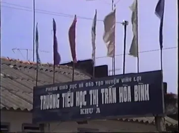 Q1995 — không phải ký ức của tui, mà là của quê chồng. Nhưng coi mấy hình cũ, tự nhiên thấy nhớ… nhớ cái chợ đơn sơ, nhớ mấy nụ cười chân chất, nhớ luôn cả thời mình chưa từng sống. Miền Tây ngày ấy, có gì đó ấm lòng ghê #ChợHoàBình1995  #HồiẤyTui2Tuổi  #KýỨcChợHoàBình #Năm1995TuổiThơTôi #ChợHoàBìnhNgàyXưa 