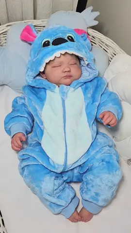 O nome dele é Stitch💙 Esse fofuxo está disponível para pronta entrega! #bebereborn #bonecareborn #reborndoll #rebornbaby #fy 