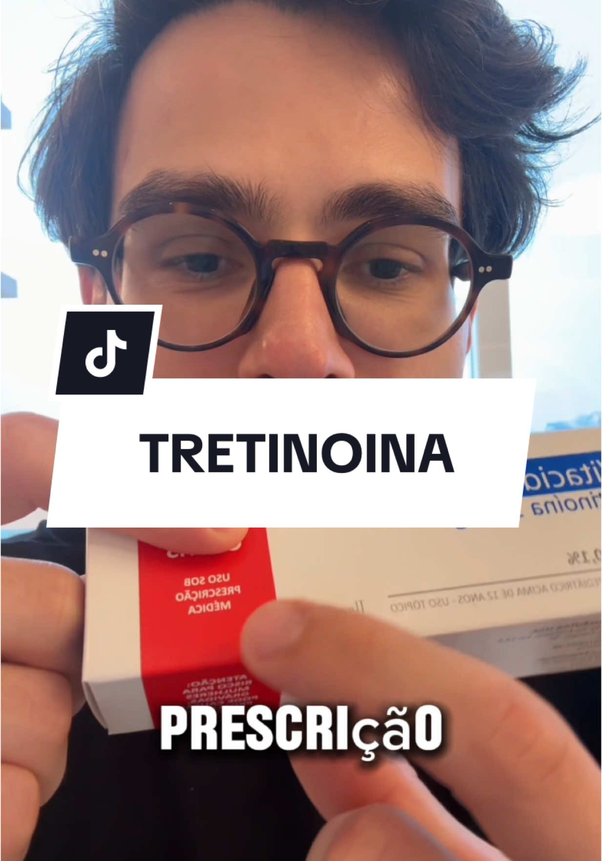 TRETINOÍNA: você tá começando cedo demais? Esse ácido tem mais de 40 anos de comprovação científica no tratamento da acne e na prevenção do envelhecimento da pele. Pode ser usado a partir dos 12 anos (pra acne) e dos 20 anos (como anti-idade). E não, você não precisa esperar aparecer rugas pra começar. Ah, e não é só tretinoína: tem alternativas mais suaves como retinol e adapaleno que também funcionam — se você escolher os certos.  Me conta: você já usa algum retinoide? Ou ainda tem dúvidas? #tretinoina #retinol #skincare #dermatologista #antienvelhecimento #acne #retinoides #cuidadoscomapele 