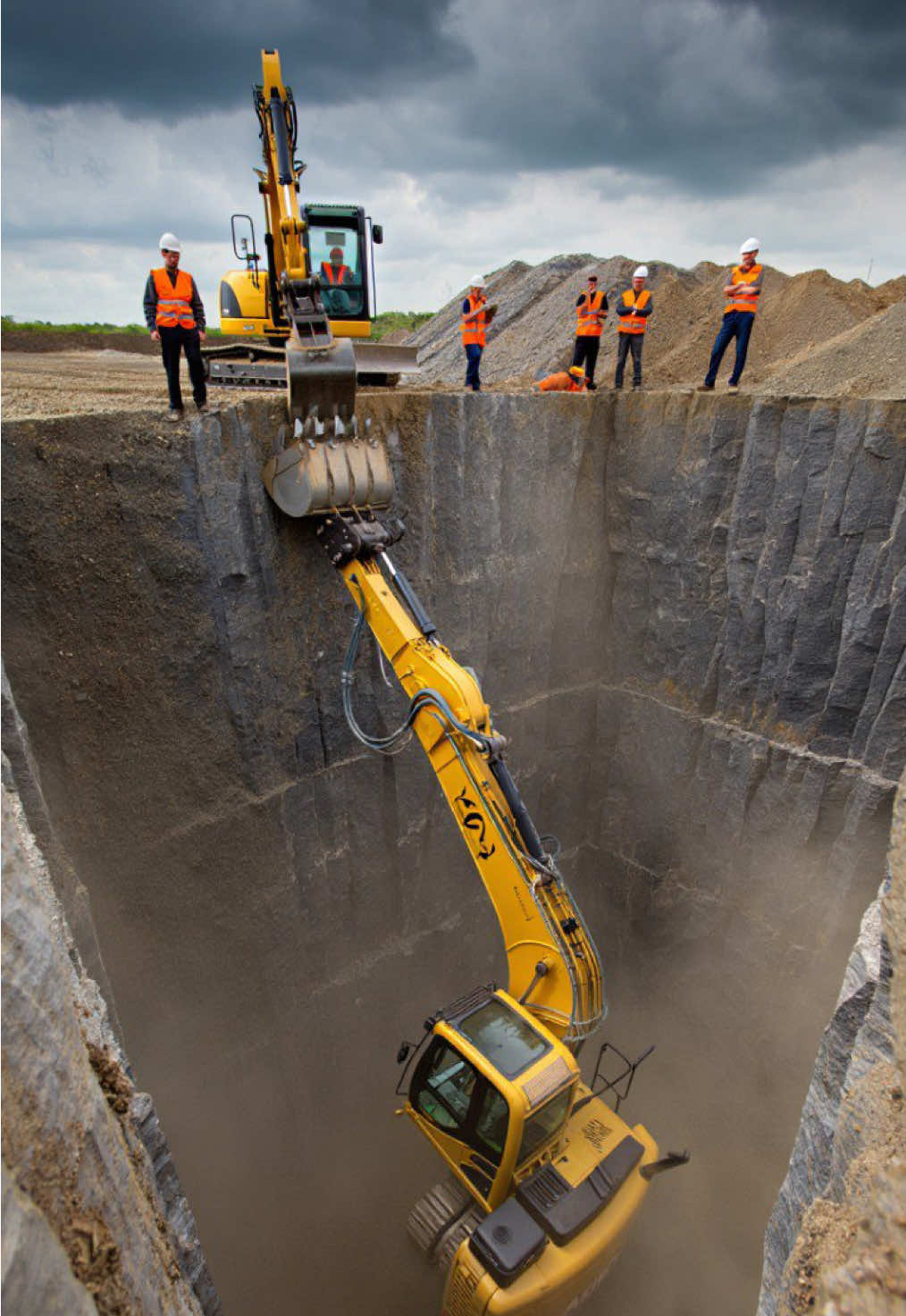 Bucket for bucket - the excavator saves the excavator! 🏗️😳 When precision meets power — one excavator saves another with just a bucket-to-bucket grip. No cables, no tricks, just insane operator skills. Real construction drama you don’t see every day. Watch until the end! #machinesavingmachine #constructionfail #closecall #heavyrescue #worksite #crazyfootage #reallifestunts #machinepower #engineeringmarvel #tiktoengineering #aiwowai 