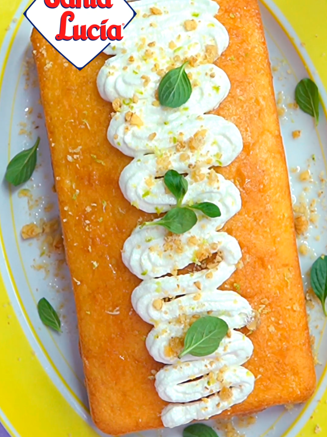 ❤️Sorprende a mamá con este delicioso Cake de Limoncello, fácil de preparar y lleno de sabor: Comienza preparando la base con nuestra Premezcla de Torta Sabor a Limón Santa Lucía, siguiendo las instrucciones del empaque. Una vez horneada, deja enfriar completamente. Para el jarabe de limón: en una olla pequeña, mezcla partes iguales de azúcar y agua (por ejemplo, ½ taza de cada una). Calienta hasta que el azúcar se disuelva por completo. Retira del fuego y añade jugo de limón fresco y un chorrito de licor de limón o limoncello. Baña el cake con este jarabe, dejando que se absorba bien. Decora con merengue, un toque de nueces picadas y ralladura de limón. Un postre casero, especial y con mucho amor… ¡perfecto para mamá! Síguenos en nuestras redes sociales para más recetas y tips #recetas  #tortadelimon  #limoncello  #harinasantalucia  #reposteria  #tortas 