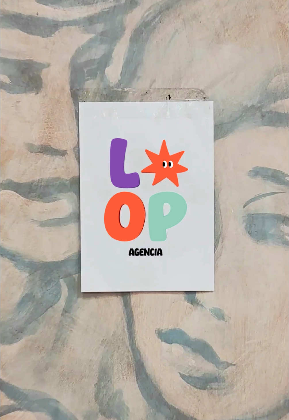 Salimos a la calle a pegar el logo de LOOP porque si no te suena… te va a sonar. 👀✨ Esto acaba de empezar y ya estamos dejando marca (literalmente). ¿Te gusta? Pues espérate a lo que viene. ⭐️⭐️⭐️ #loopagencia  #nuevamarca #brandingenlacalle #EstiloLOOP #logopower #creatividadurbana #reelspati #streetvibes  #marcapersonal #AgenciaCreativa #cáceres