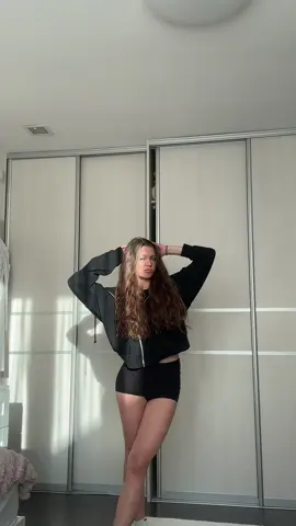 new trend❤️‍🔥 dc: @ari_cryztal / ig: nini_r_7 / #fyp #viral #viralvideo #xyzbca #DanceTrend #newtrend #dancing #fouryoupage #ViralDance #treanding #TikTokFashion 